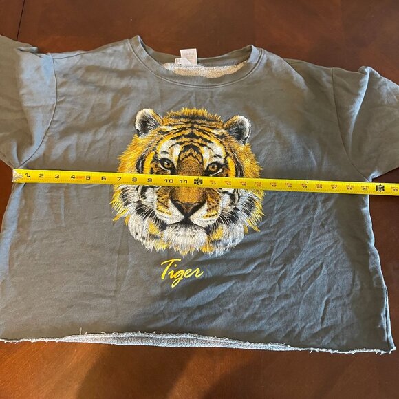 Love Vintage Tiger Graphic Cropped Sweatshirt Large nwot - Picture 8 of 10